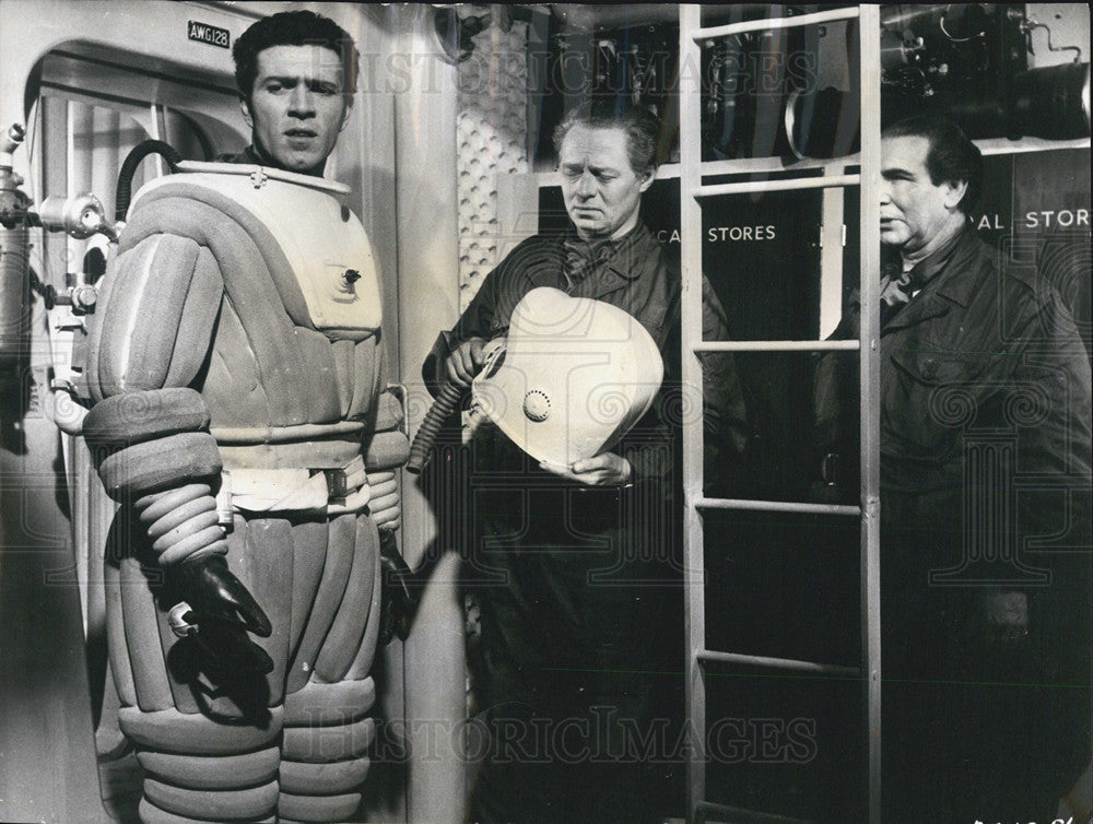 Press Photo Kieron Moore, Jimmy Hanley and Donald Wolfit &quot;Satellite in the Sky&quot; - Historic Images