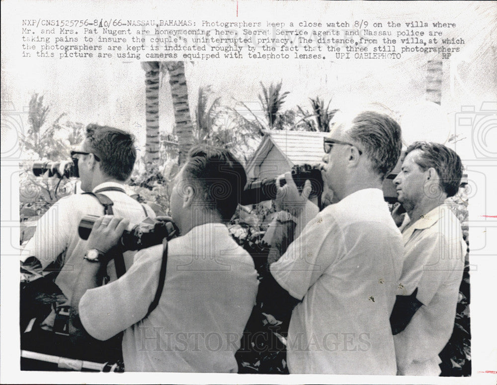 1966 Press Photo Photographers wait for newlyweds Patrick and Luci Nugent - Historic Images