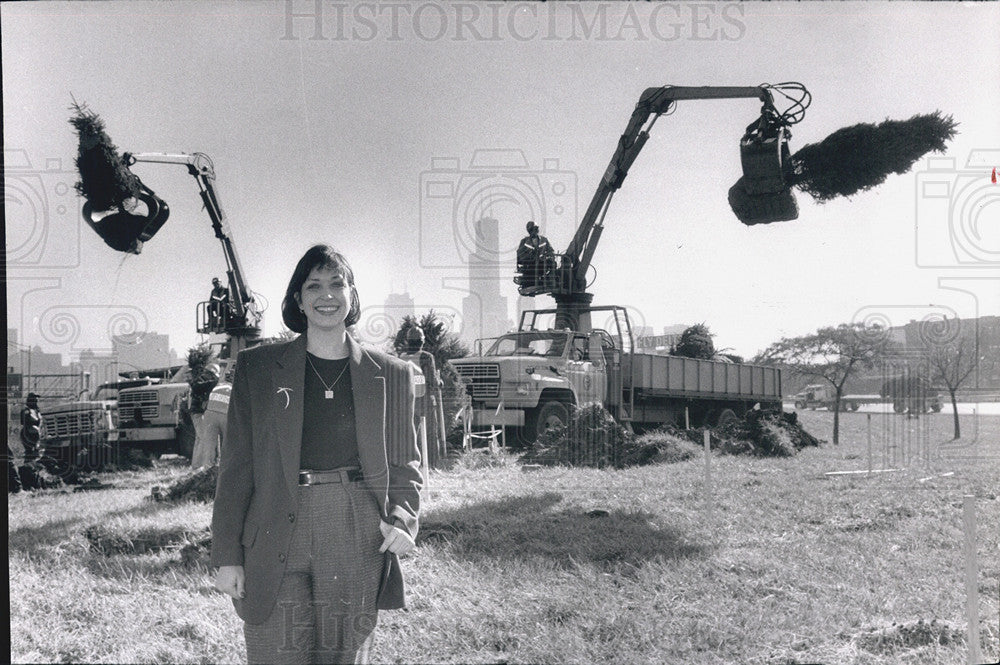 1990 Press Photo Karen Nowacki Chicago Forestry Bureau Tree Planting Program - Historic Images