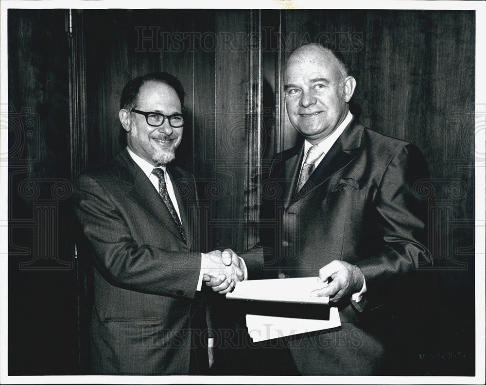 1972 Press Photo William J. Nowak files his petition for Mayor of Calumet City - Historic Images