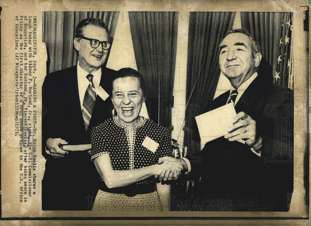 1971 Press Photo Dr. Helen Nowlis sworn in first director drug abuse program - Historic Images