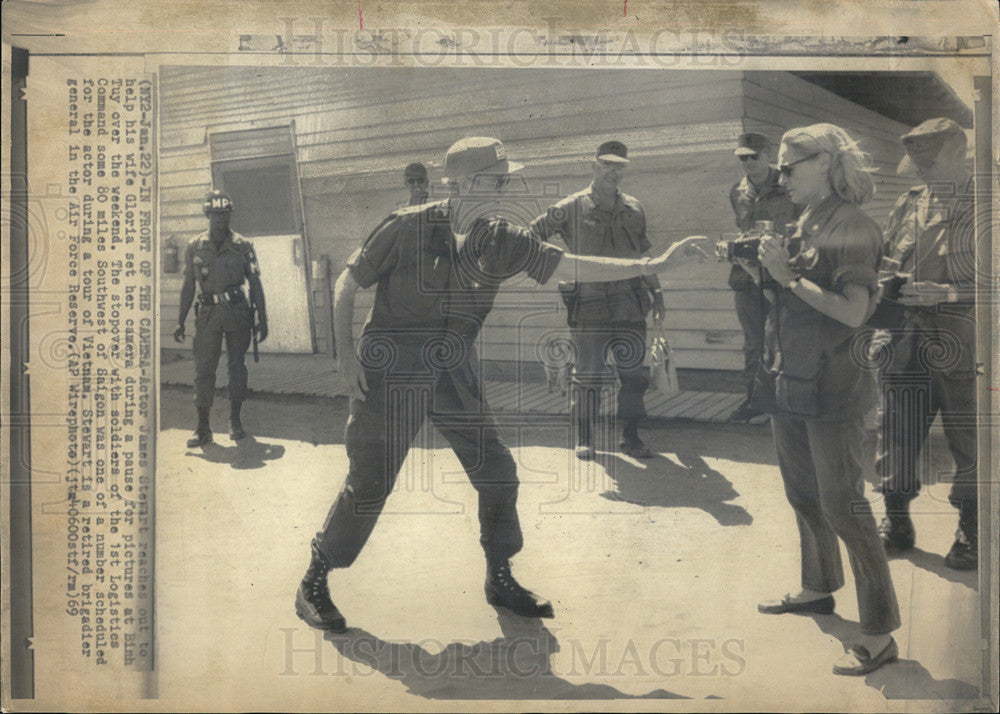 1969 Press Photo Actor James Stewart visits soldiers in Saigon - Historic Images