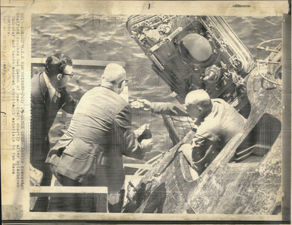 1975 Press Photo Commander Stafford opens the Apollo hatch after splash down - Historic Images