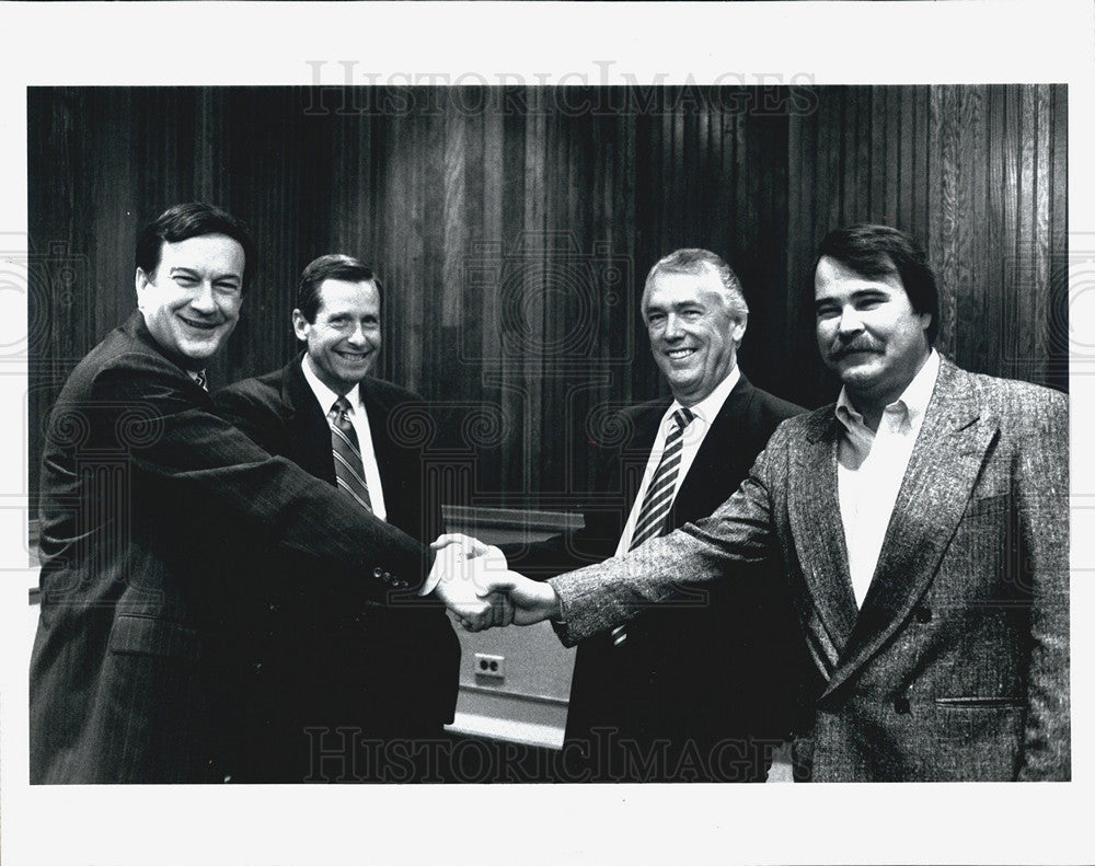 1993 Press Photo Handshake between Inland Steel Co. and United Steelworkers - Historic Images