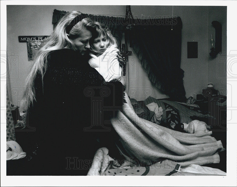 1991 Press Photo Cathy Stachura, kisses daughter Lisa Goodbye leaving for work. - Historic Images