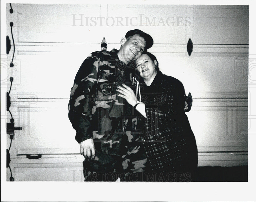 1991 Press Photo Dave Stachura and his wife Cathy. Dave is serving in  Iraq - Historic Images