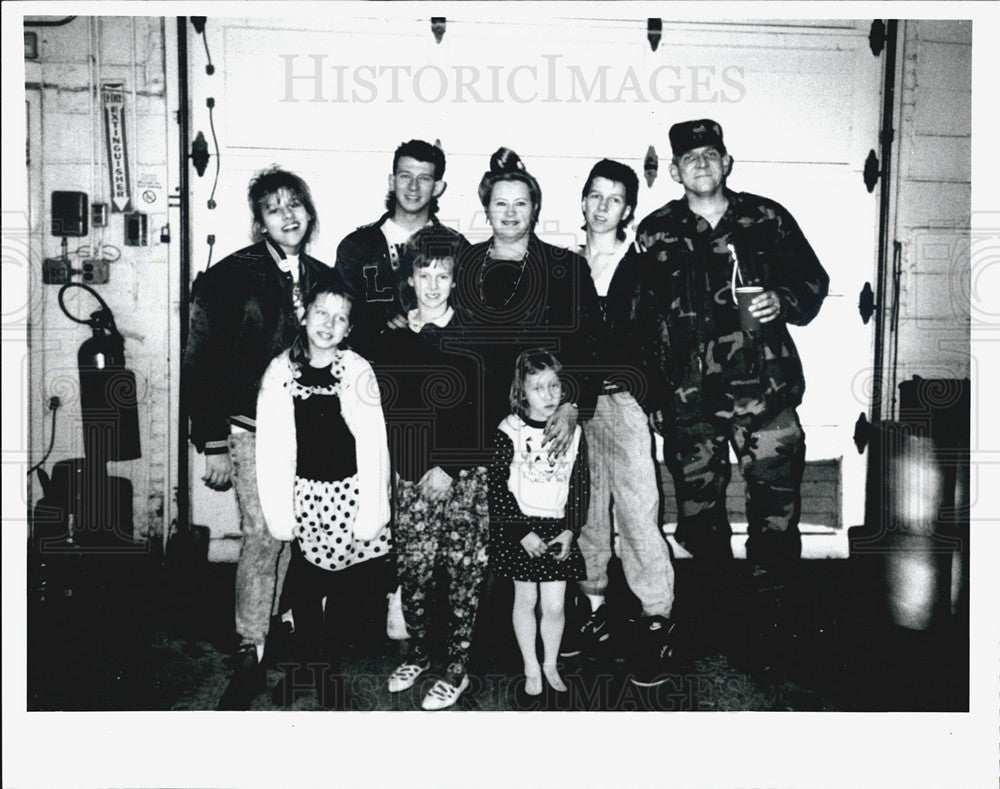 1991 Press Photo Dave Stachara and his family, Dave is serving in Iraq - Historic Images