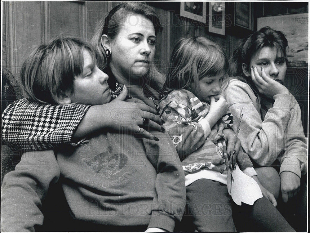 1991Press Photo The women of Stachura Family watch news while Dave in in Iraq. - Historic Images