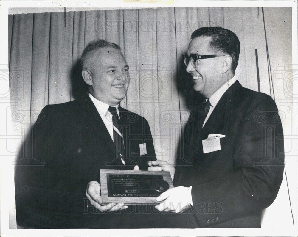 1961 Press Photo Stuart Paddock Gives Award to Editor John Stanton For Paper - Historic Images