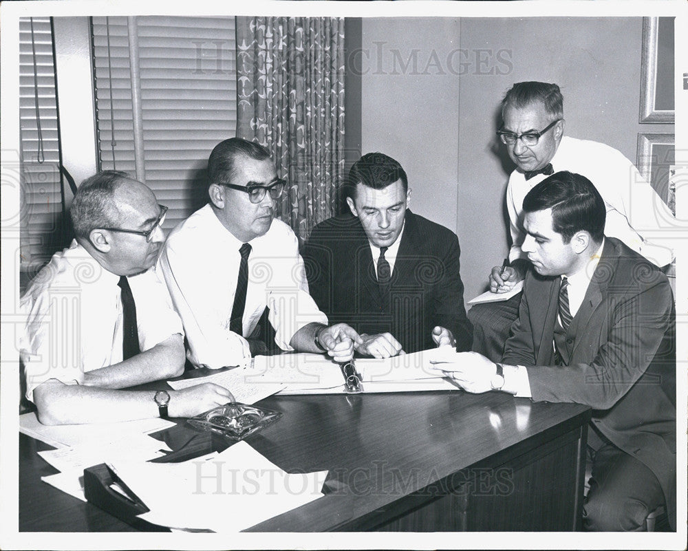 1961 Press Photo Newsmen and Reformers Meet In Secret For Stickney Township case - Historic Images