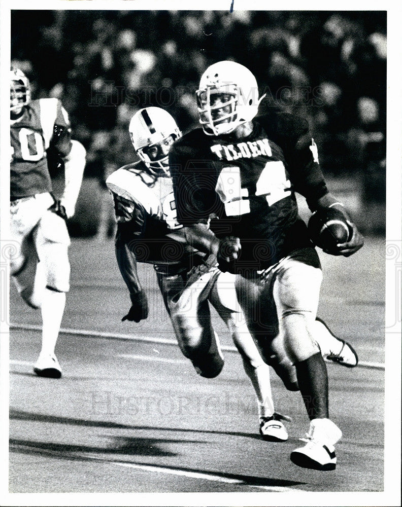 1983 Press Photo Tildens vs Robeson.Players Darren Tale outruns Jerome Gianez. - Historic Images