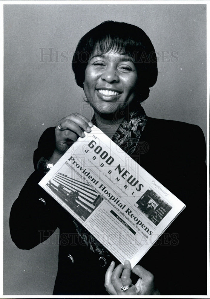 1993 Press Photo Gwendolyn Hudson Tate holds &quot;the Good News Journal&quot; - Historic Images