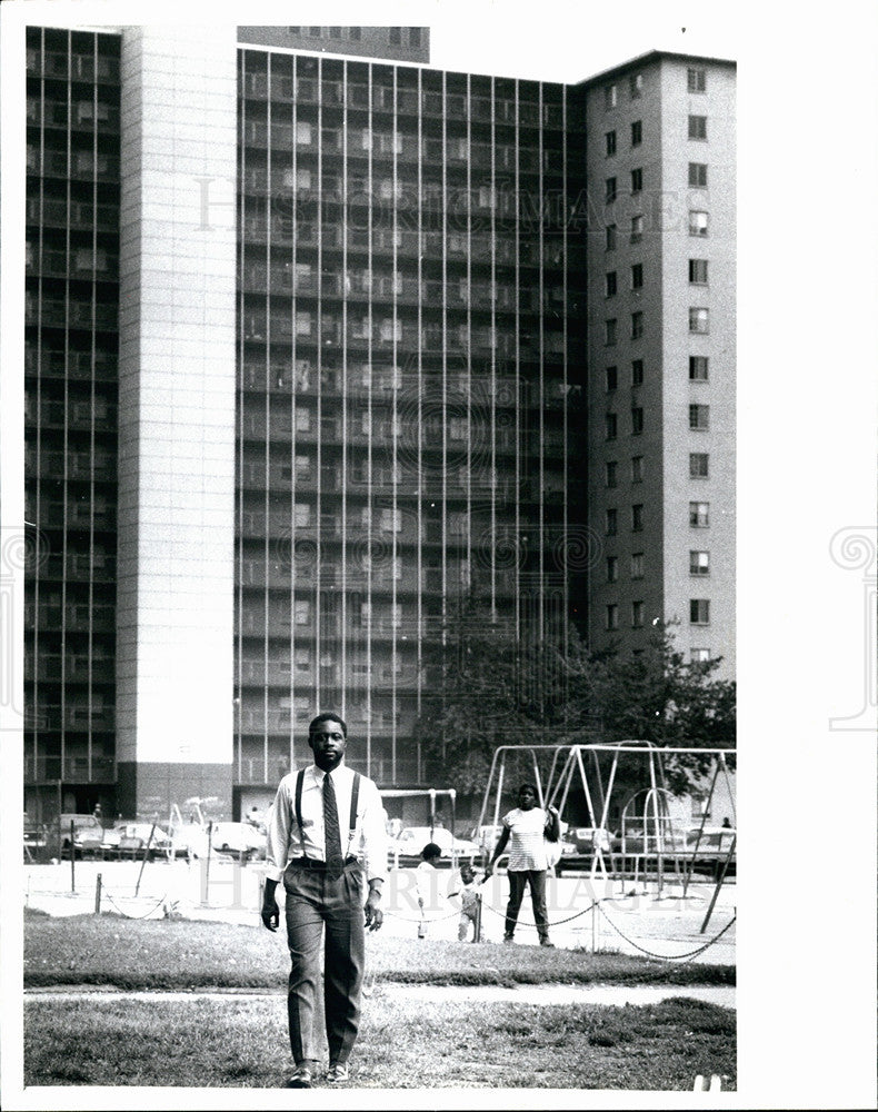 1997 Press Photo Ron Tate pictured standing where he grew up. - Historic Images