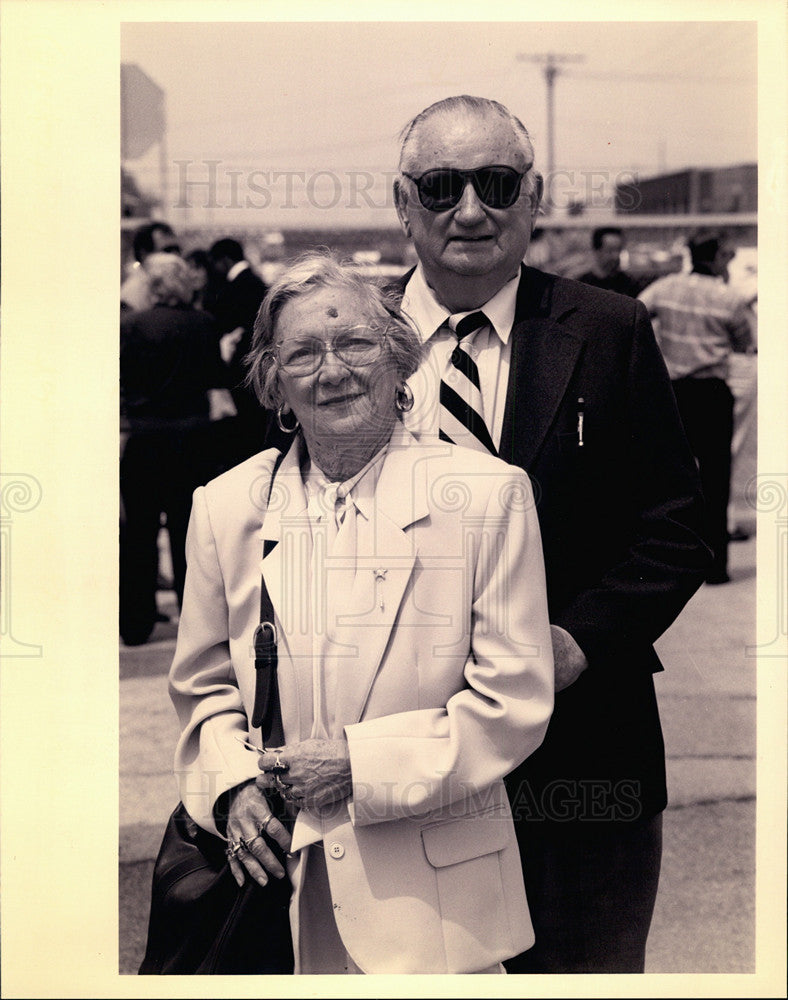 1993 Press Photo Les and Natalie Tarwid at O&#39;Hare airport to see President - Historic Images