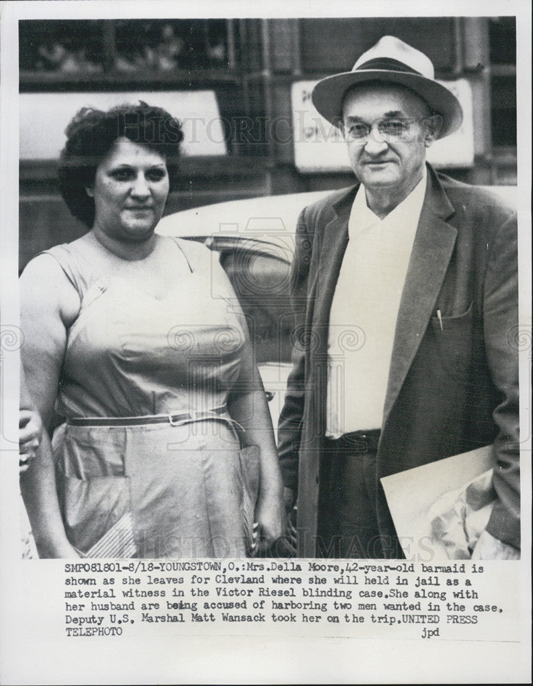 1955 Press Photo Mrs Della Moore Held Accused of Harboring Criminals - Historic Images