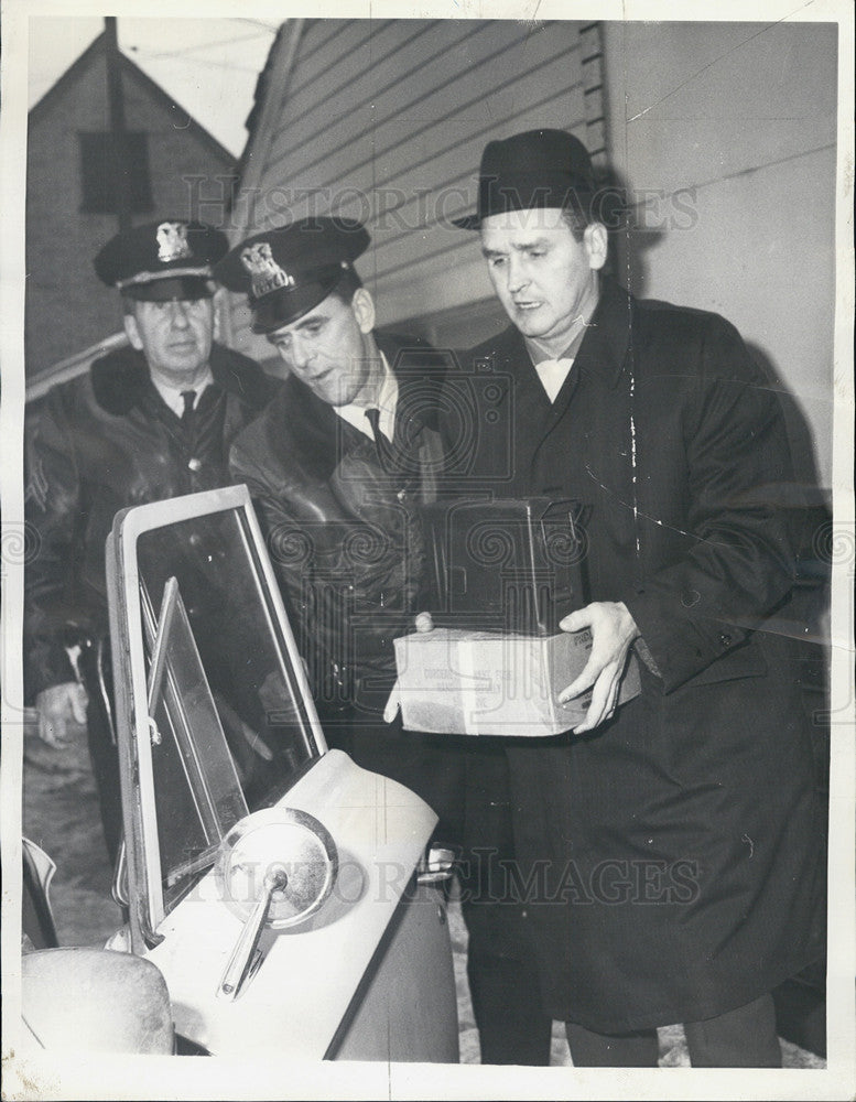 1965 Press Photo Det. Arthur Nolan of Bomb Unit carries box of dynamite - Historic Images