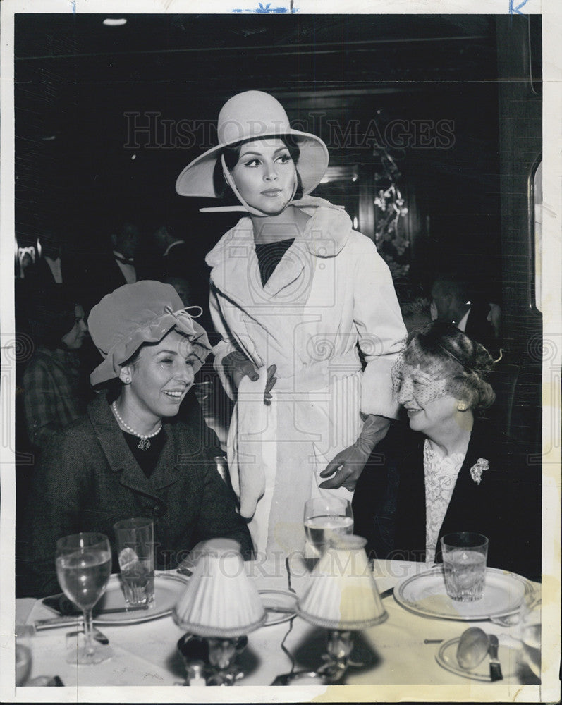 1964 Press Photo Mrs. Bernard A. Mitchell, Mrs. M. Callner, Model Corina Barone - Historic Images