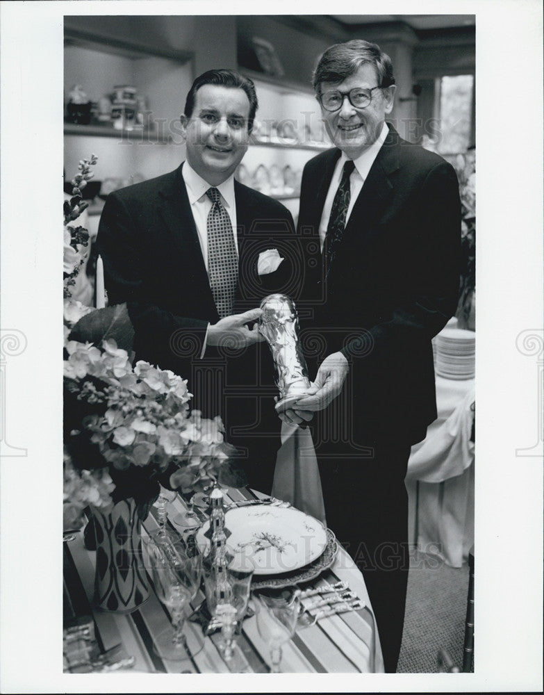 1993 Press Photo Tiffany&#39;s Wally Steiner and Willard Boyd Examine Vase At Party - Historic Images