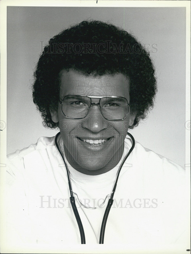 1984 Press Photo Brian Mitchell Stars In &quot;Trapper John, M.D.&quot; - Historic Images