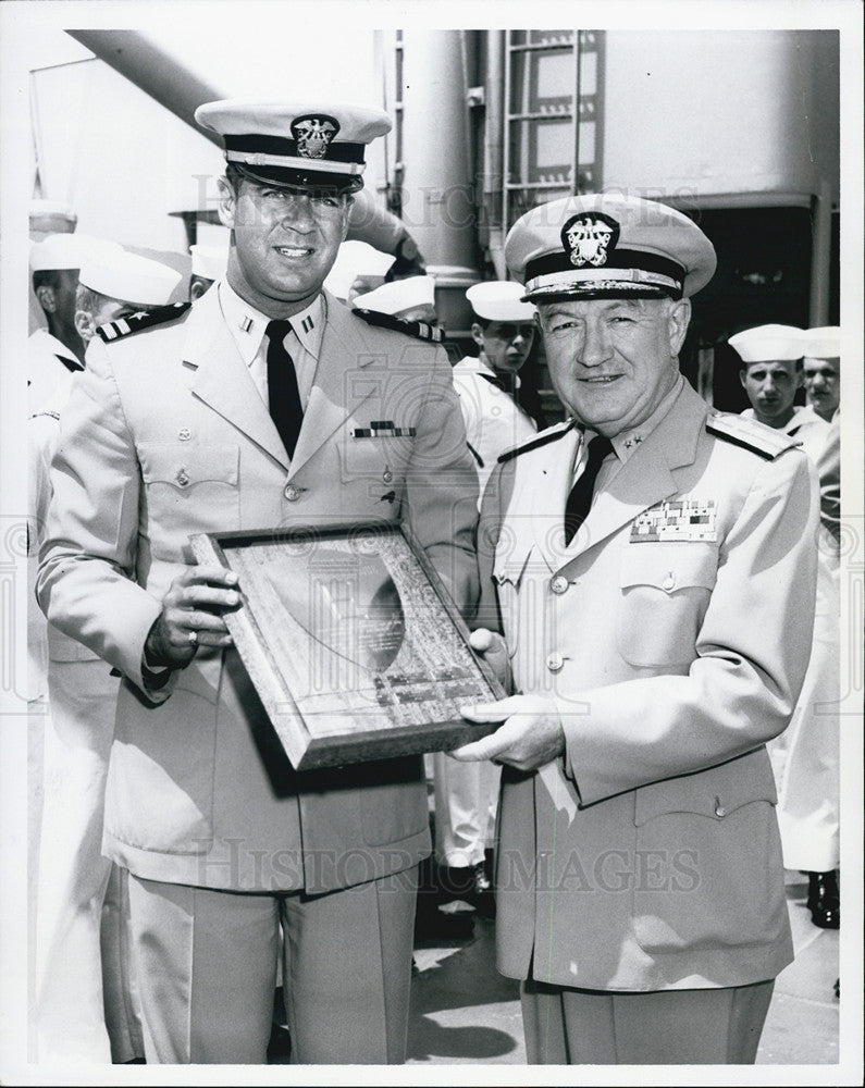 1963 Press Photo Navy Lt Aubrey Moore commanding officer and Admiral Howard - Historic Images