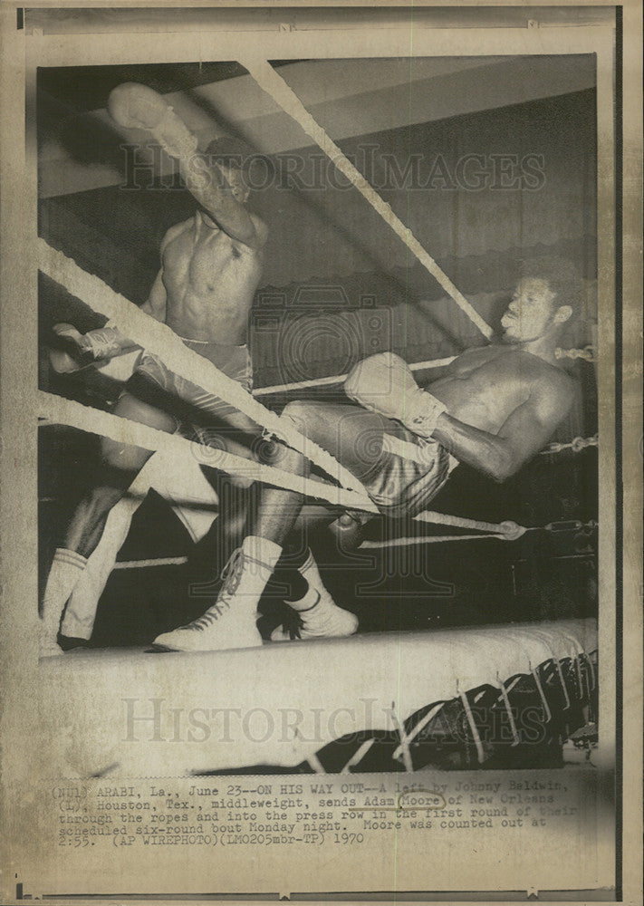 1970 Press Photo Adam Moore after getting hit by Johnny Baldwin - Historic Images