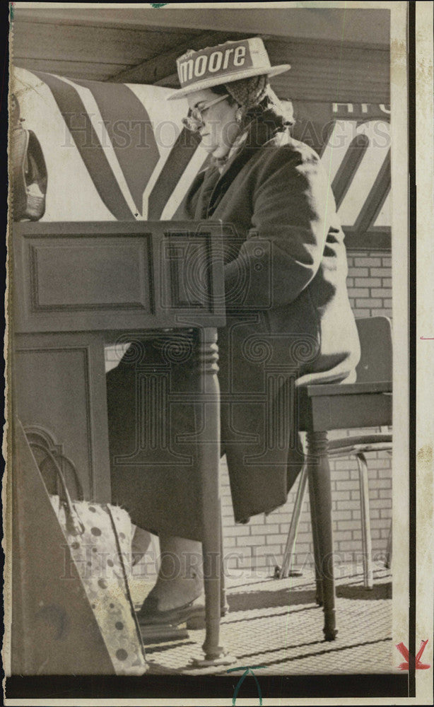 1972 Press Photo Organist playing from the bed of a truck at a political rally - Historic Images