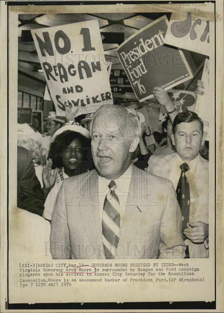 1976 Press Photo West Virginia Governor Arch Moore arrived in Kansas City - Historic Images