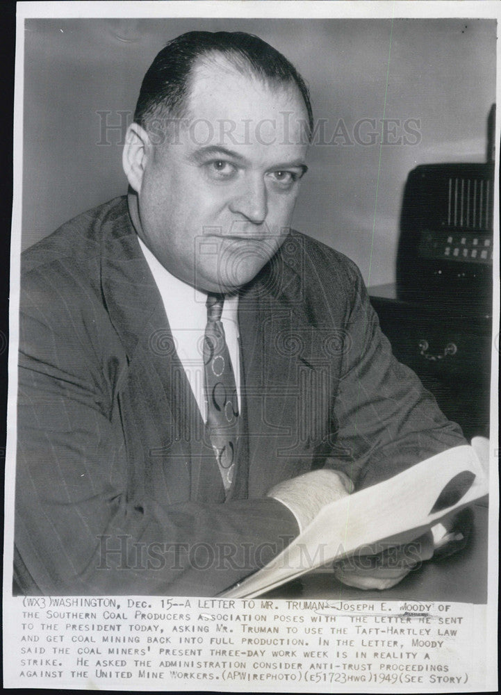 1949 Press Photo Joseph E. Moody holding letter sent to President Truman - Historic Images