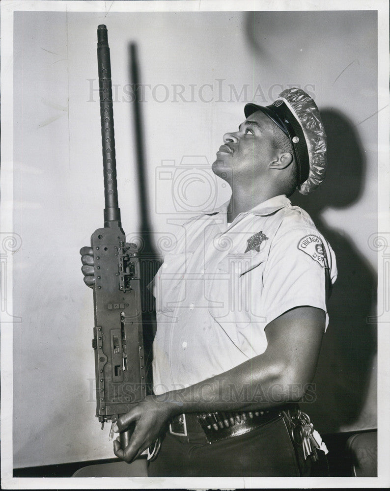 1961 Press Photo Policeman Richard Moody exhibits the .30-caliber machinegun - Historic Images