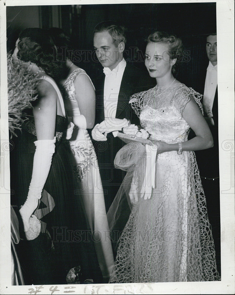 1939 Press Photo Mr. &amp; Mrs. Peter Moon Wait Their Turn To Get Into B&amp;B Ball - Historic Images