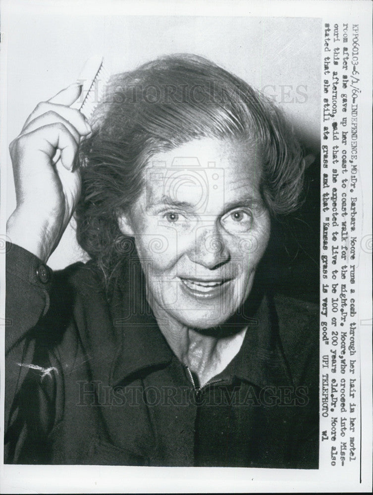 1960 Press Photo Dr.Barbara Moore British vegetarian comb her hair. - Historic Images