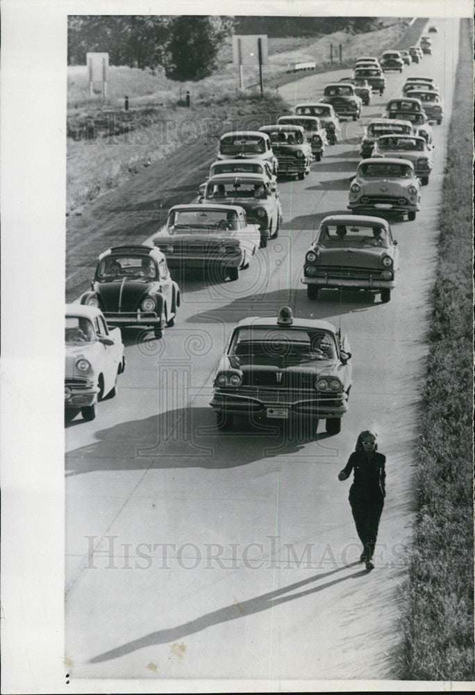 2960 Press Photo Dr. Barbara Moore, Walk along the traffic across the US. - Historic Images