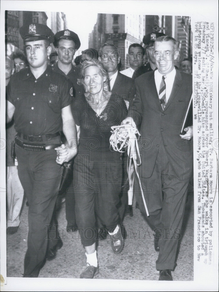 1960 Press Photo Dr. Barbara Moore being escorted by policemen &amp; Vincent O&#39;Shea - Historic Images