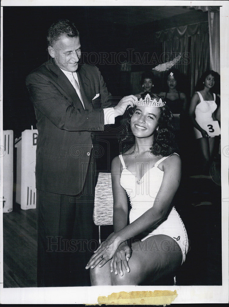 1958 Press Photo Movie Producer Stanley Kramer Crowns Juaria Moore - Historic Images