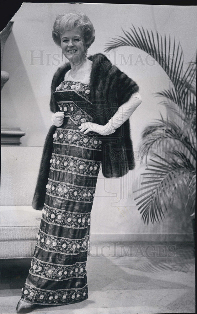 1962 Press Photo Mrs. William Sinek, Illinois Opera Guild Member Poses - Historic Images