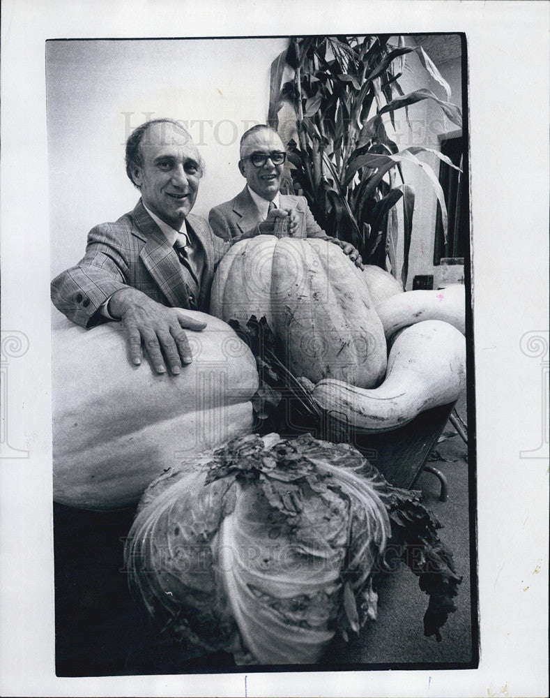 1975 Press Photo James Moore pose a giant produce in his garden. - Historic Images