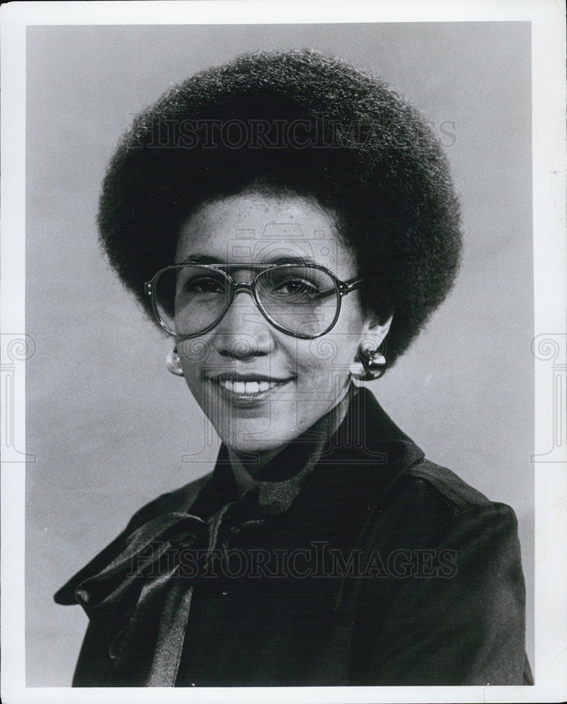 1975 Press Photo Renee Poussaint, WBBM-TV News Reporter - Historic Images