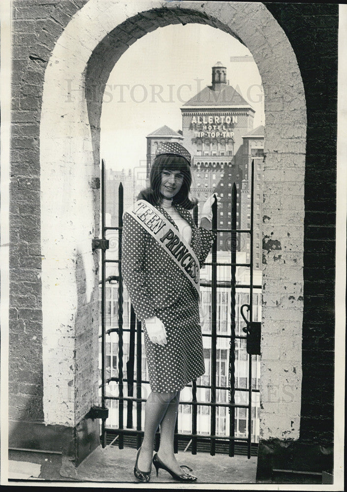 1966 Press Photo Renee Porter Named &quot;Teen Princess, U.S.A.&quot; - Historic Images