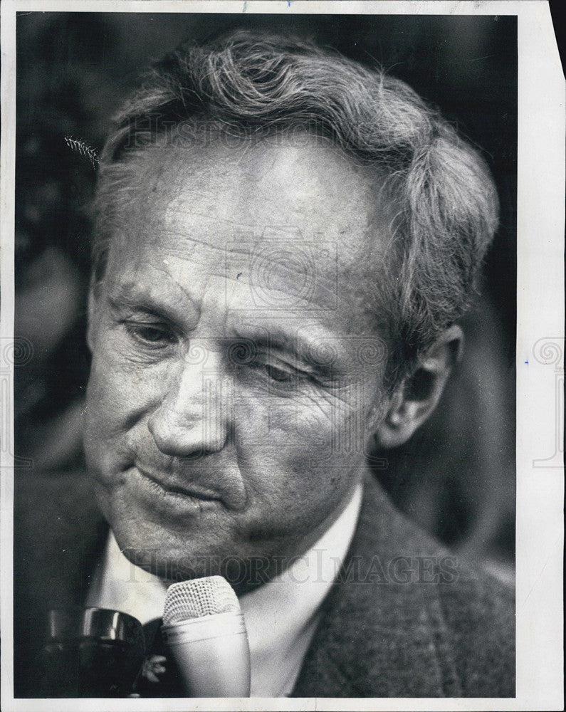 1976 Press Photo Congress Candidate Sam Young At Win Celebration Morton Grove - Historic Images