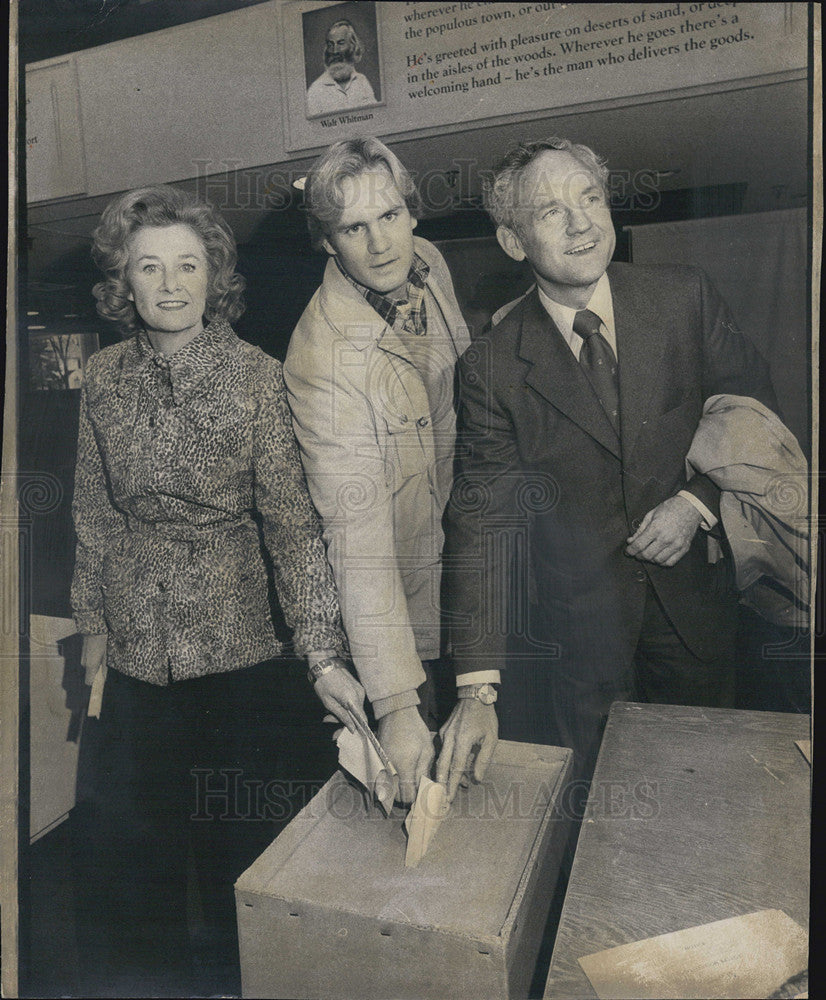 1974 Press Photo Sam Young and his wife and son Vote at Glenview - Historic Images