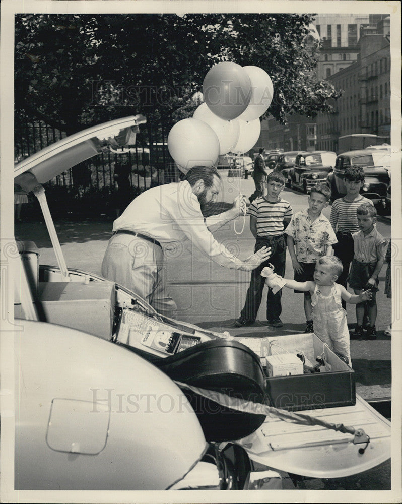 1949 Press Photo Jim Moran Travel Kaiser Auto Hold Chicago Swap Meet Auction TV - Historic Images