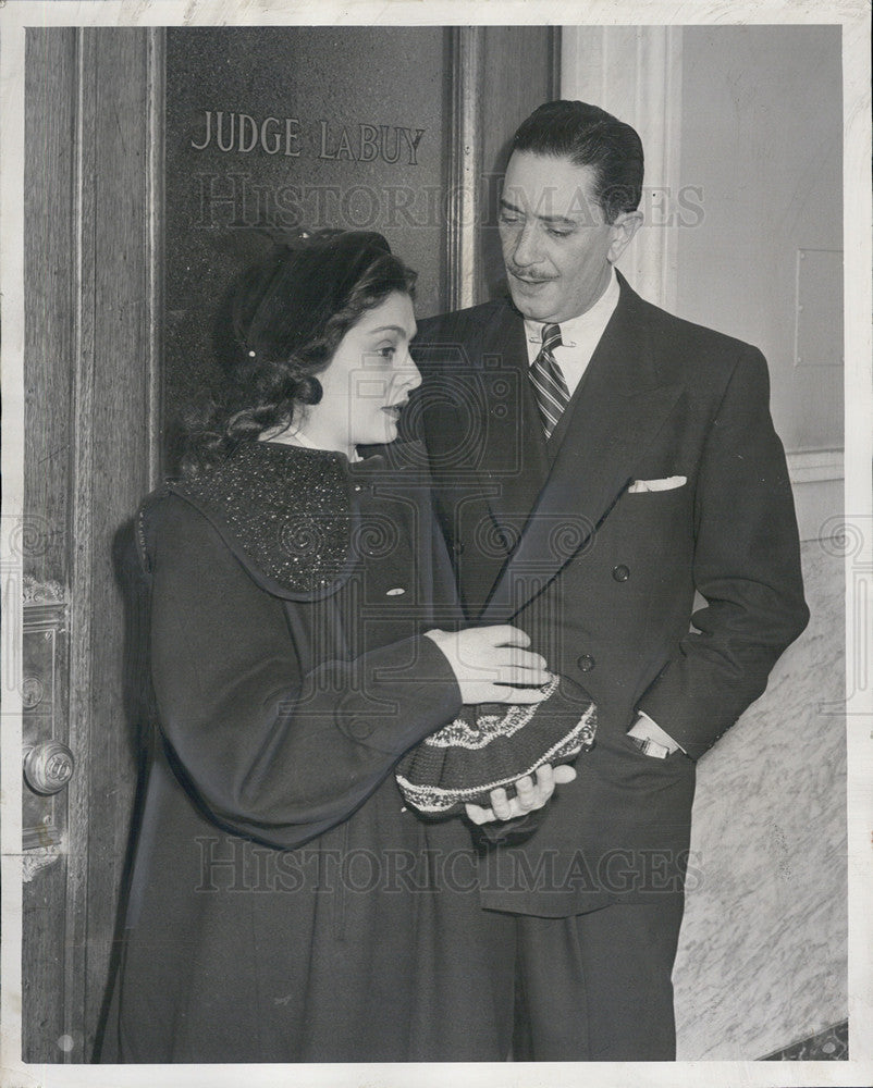 Press Photo Couple Standing Outside Illinois Judge Walter LaBuy&#39;s Quarters - Historic Images