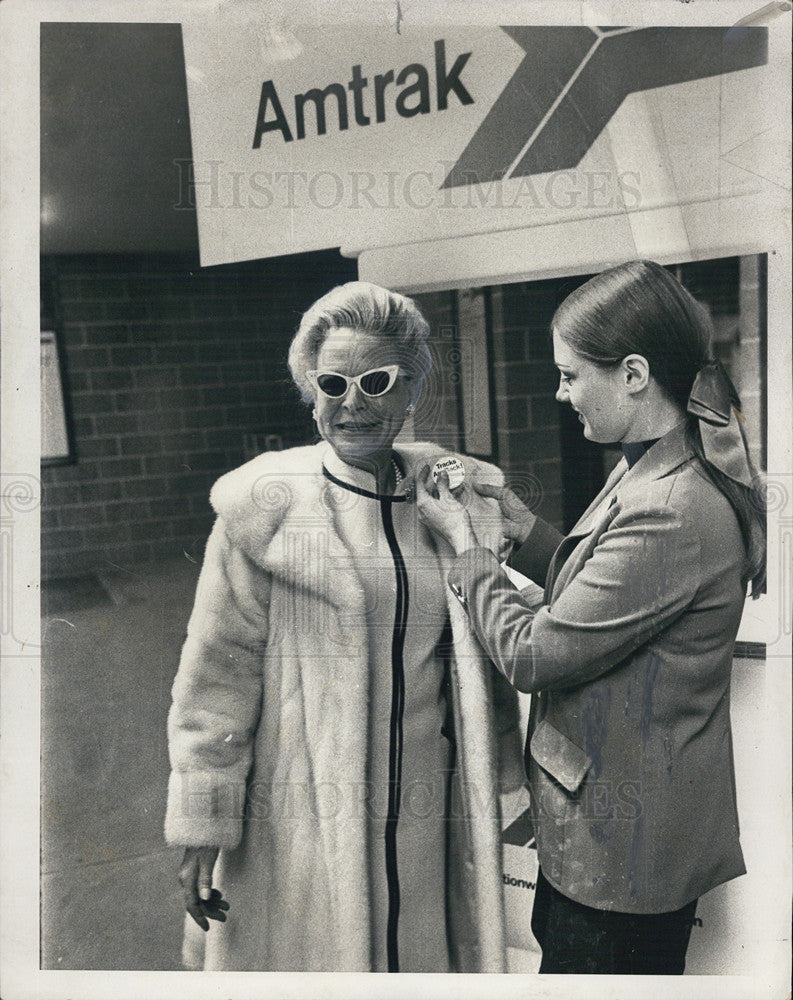 1972 Press Photo Martha Mitchell Getting Amtrak Badge in Chicago - Historic Images