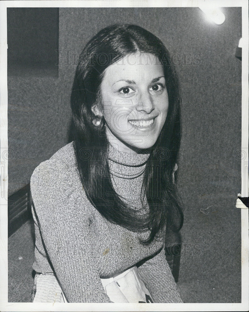 1974 Press Photo The Great Gritzbe&#39;s Paula Zerfoss is Waitress of the Week - Historic Images