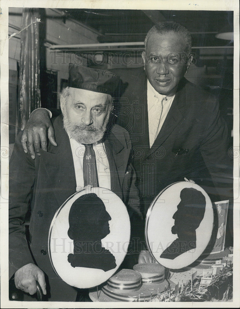 1965 Press Photo Lawrence Young honored for aiding a wandering Rabbi - Historic Images