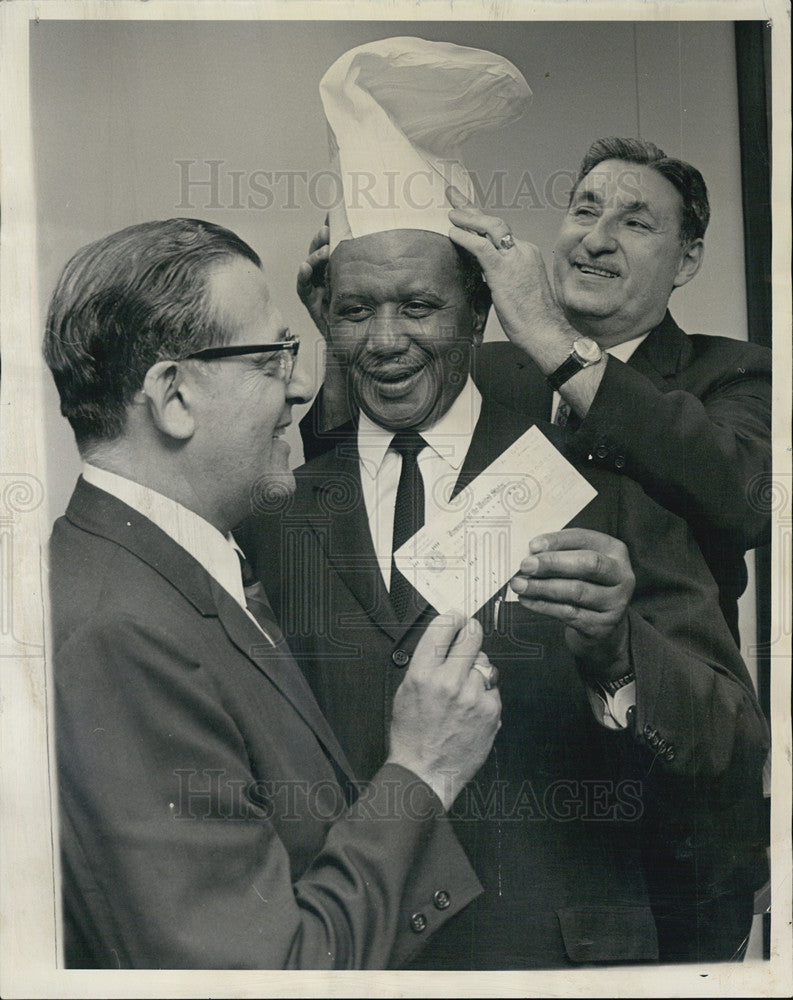 1965 Press Photo Lawrence Young receives an SBA loan to open his own Chicken Del - Historic Images