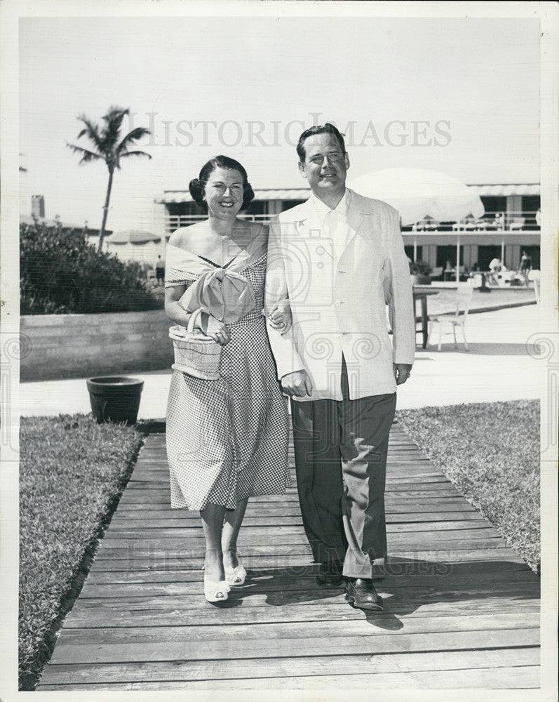 1953 Press Photo Mr &amp; Mrs Frank Yarlines in Miami Beach - Historic Images