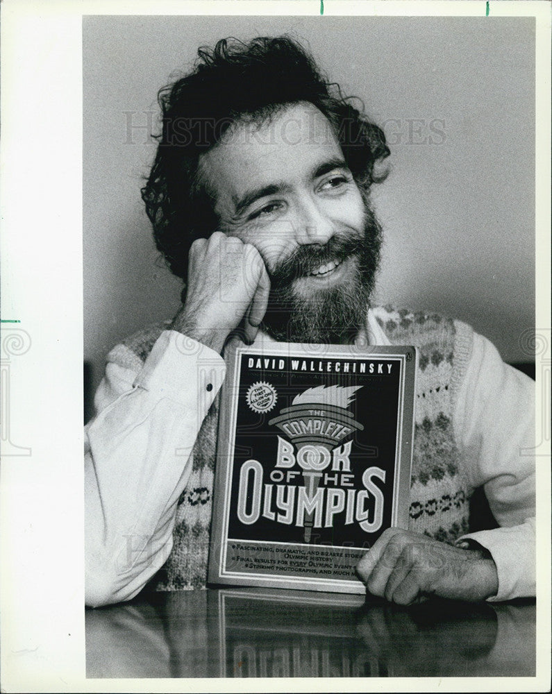 1984 Press Photo Author David Wallechinsky and his book The Complete Book Of The - Historic Images