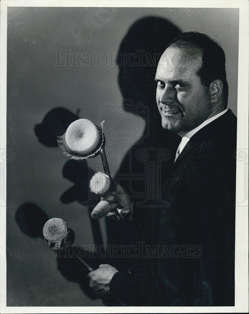 1963 Press Photo William L. Morrison, Inventor of car-washing tools - Historic Images