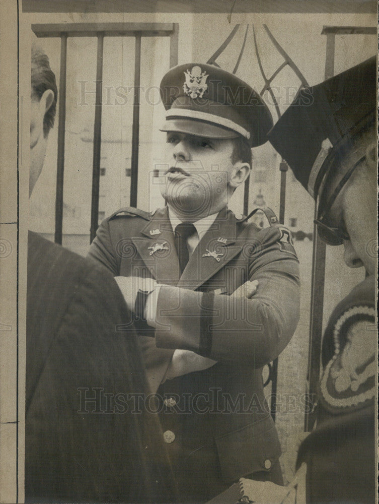 1968 Press Photo 2nd Lt. Dennis Morrisseau pickets at the White House - Historic Images